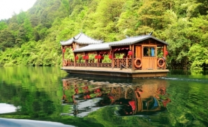 Hồ Bảo Phong – Tận hưởng chuyến đi thuyền ở Trương Gia Giới