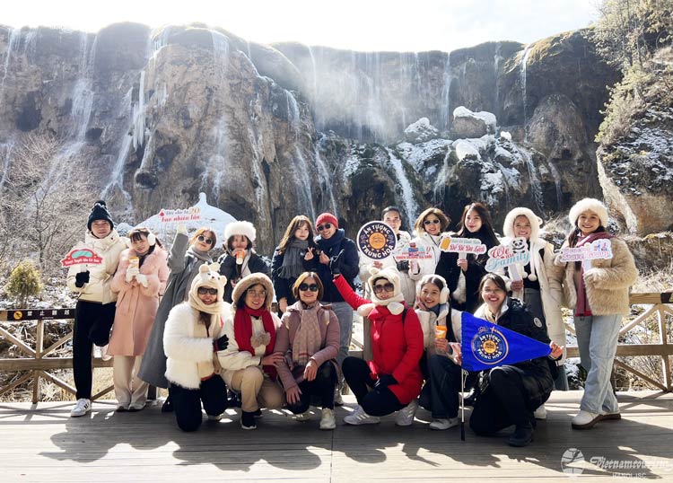 đoàn khách tham quan chụp ảnh tại thác Trân Châu