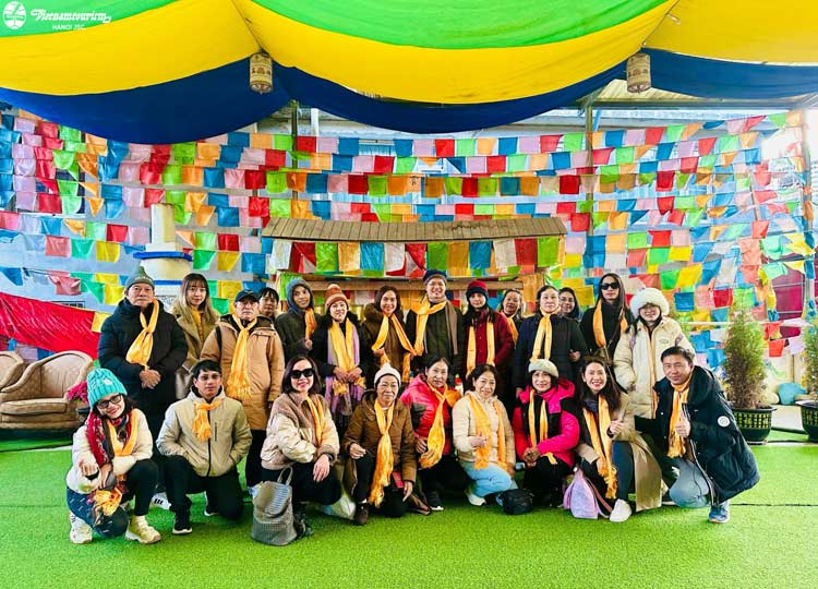 đoàn khách tham quan làng văn hóa tây tạng